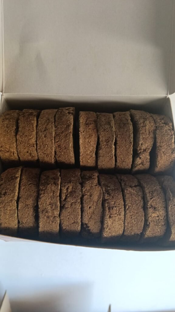 Pure Organic Cow Dung Cakes (Gobar Kanda / Upla) for Pooja, Havan & Gardening ? 100% Natural & Sun-Dried